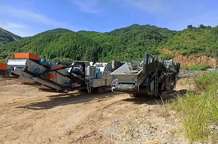 Limestone crawler mobile crushing production line with an output of 180-220 tons per hour