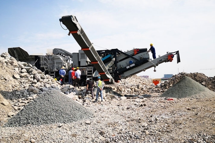 Mobile crushing production line with an output of 80-150 tons of construction waste