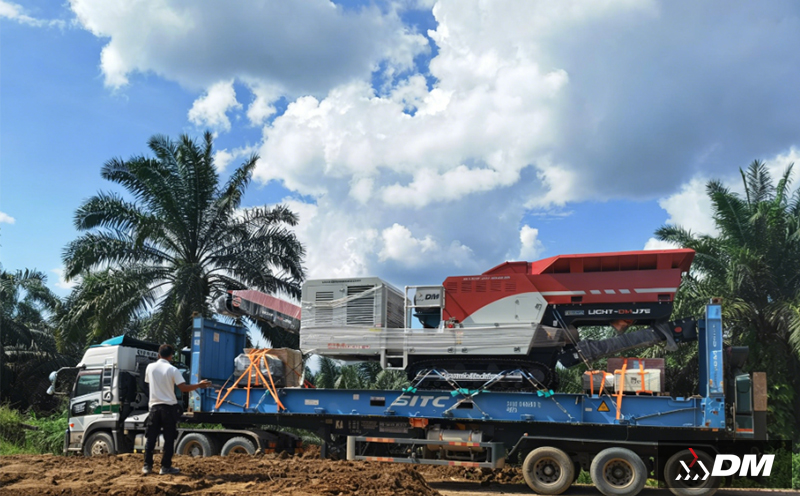 What are the reasons for the blockage of the mobile crusher?