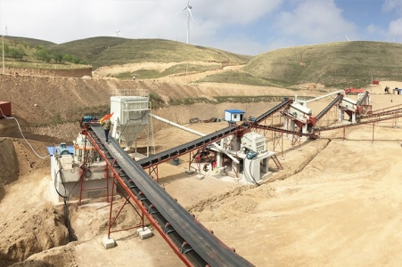 Ligne de production d'agrégats de concassage de granit avec une production horaire de 450 à 500 tonnes