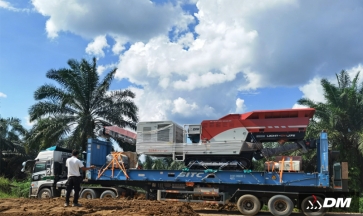 What are the reasons for the blockage of the mobile crusher?