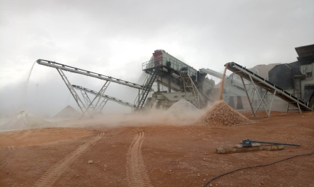 Reciclaje in situ de residuos de construcción: cómo el triturador de impacto móvil sobre orugas construye una cadena de rentabilidad