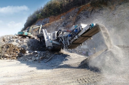 Mobile crushing production line with an output of 200 tons per hour