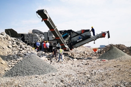 Mobile crushing production line with an output of 80-150 tons of construction waste